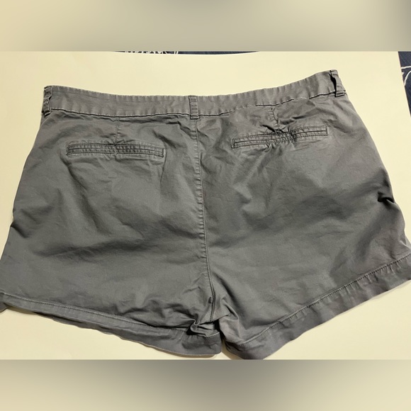 Old Navy Women's Grey Zip Fly Mid Rise Cotton Blend Everyday Chino Shorts - Picture 3 of 6